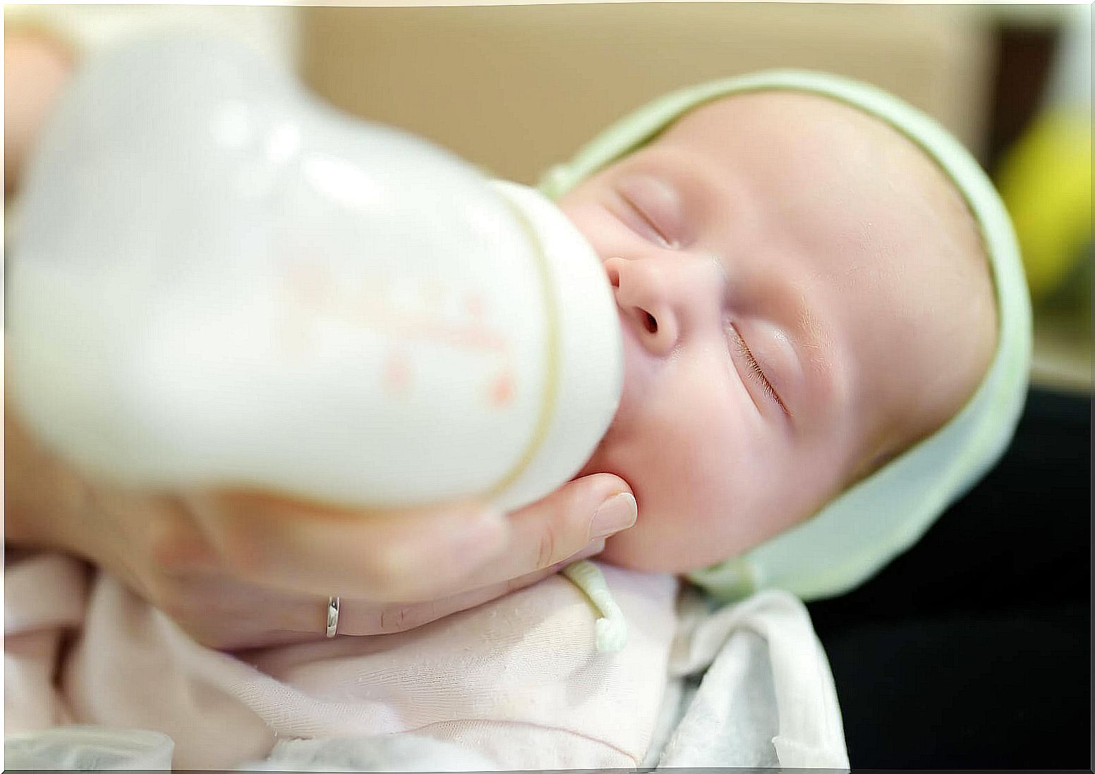 Feeding a child with a bottle because it is not possible to breastfeed, one of the things that motherhood has.