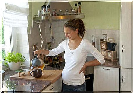 Woman making green tea during pregnancy.