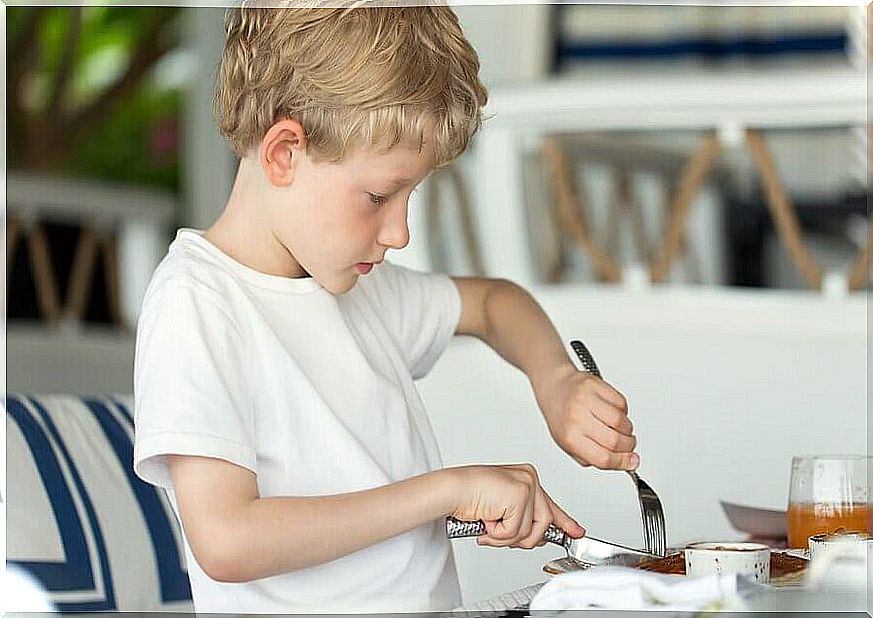 From what age can a child use a knife and fork?