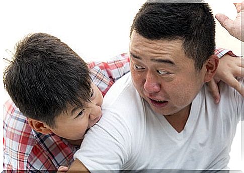 son biting father's back